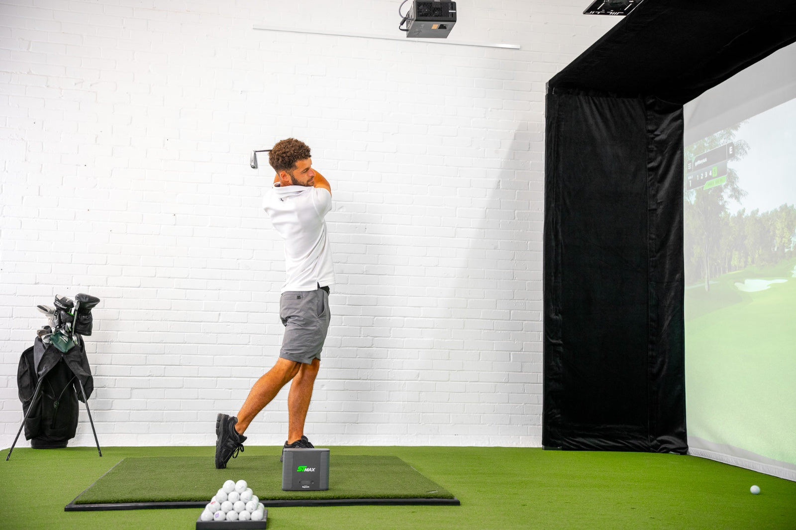 GolfBays Lux 高尔夫模拟器击球围网